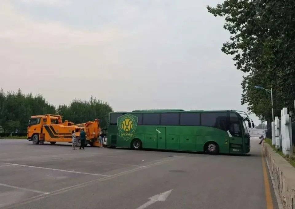 原创             北京国安爆雷，球队大巴贴封条被拖走，再次被列为被执行人，遭王大雷嘲讽