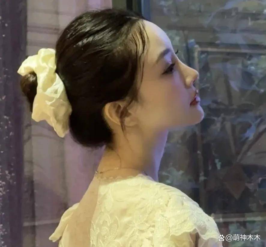 李小璐近照鼻头发黑泛红，43岁了还在追求少女感，彻底变成幼态脸