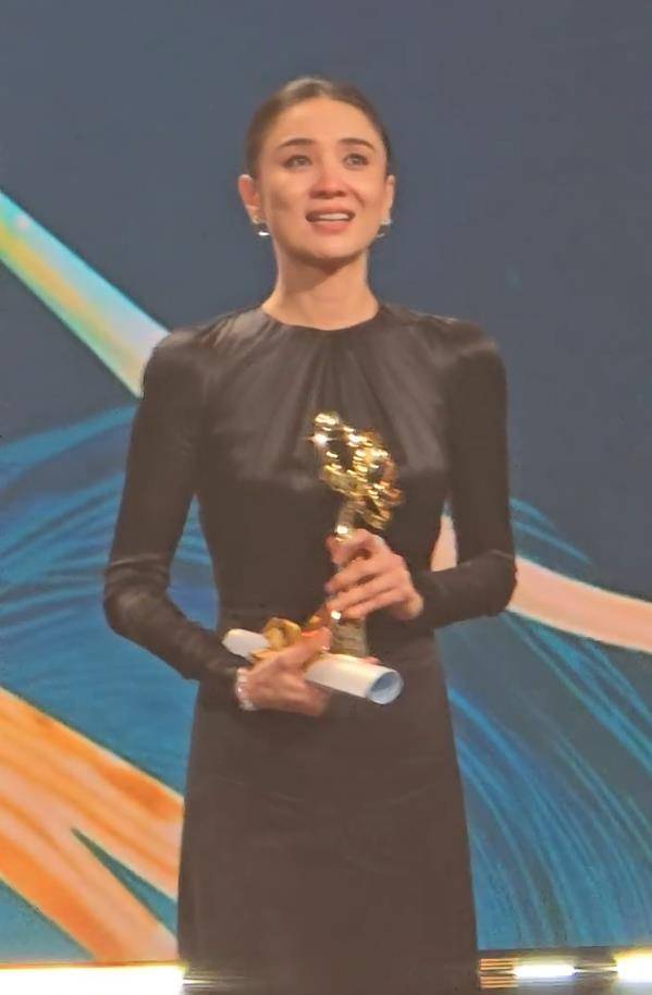 宋佳二封白玉兰视后，闫妮秒递花，网友：七度提名仍陪跑，心态好