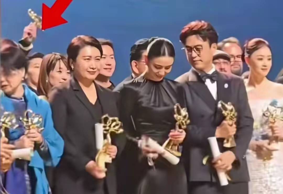 “咸猪手”风波！一张大合影撕破白玉兰晚会的体面