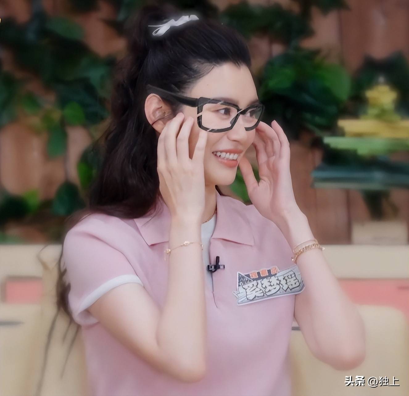 奚梦瑶自曝坐月子后遗症，镜头下移惊现腿部问题，豪门富太也难逃此困扰