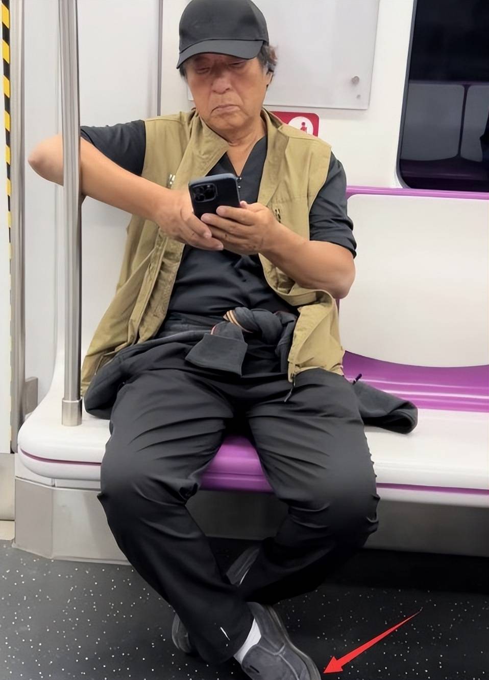 因“裸捐”散尽家财，而后妻离子散，75岁晚景凄凉的他，后悔吗？