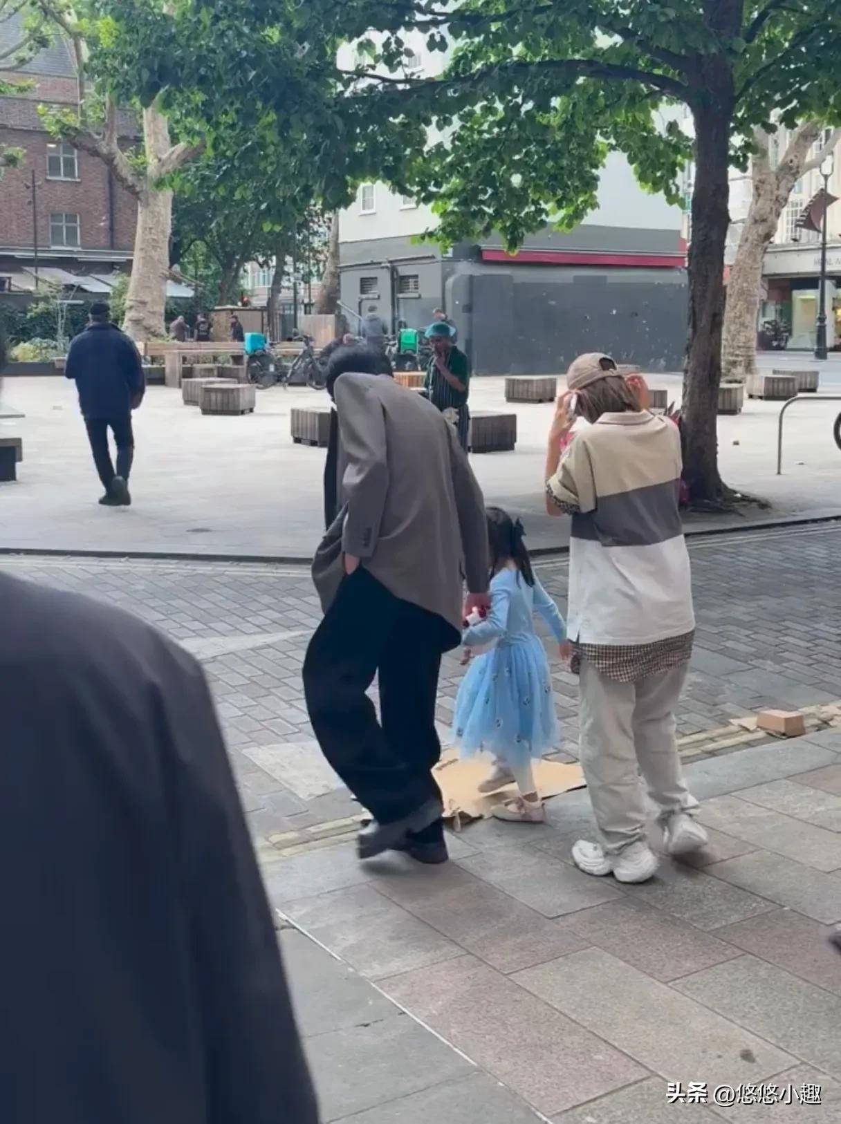 张若昀一家伦敦被偶遇！拉着女儿低头走，唐艺昕全程在躲镜头！