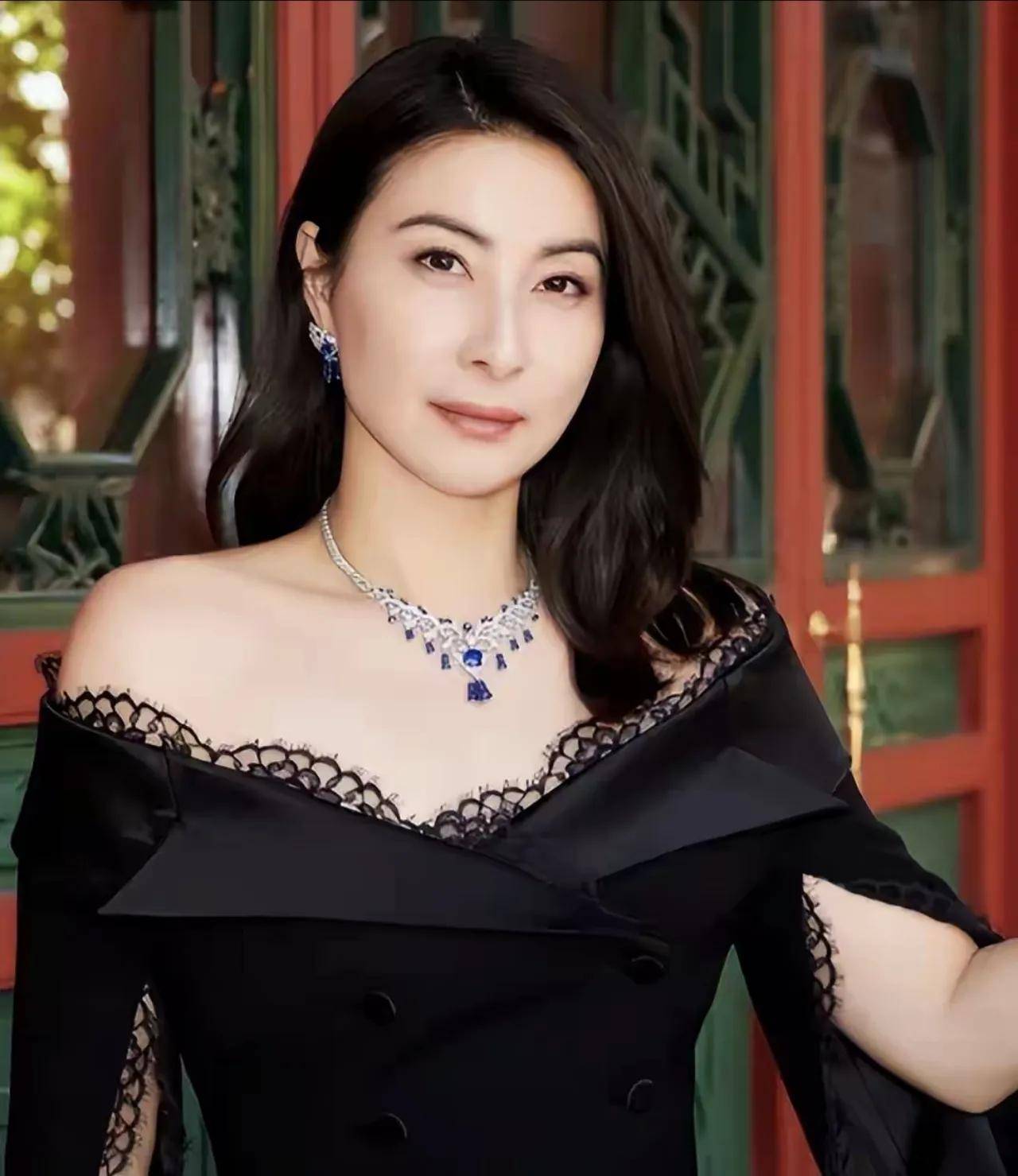 郭晶晶在小叔子婚礼上忙前忙后，如此高明的表现 难怪能在霍家立足