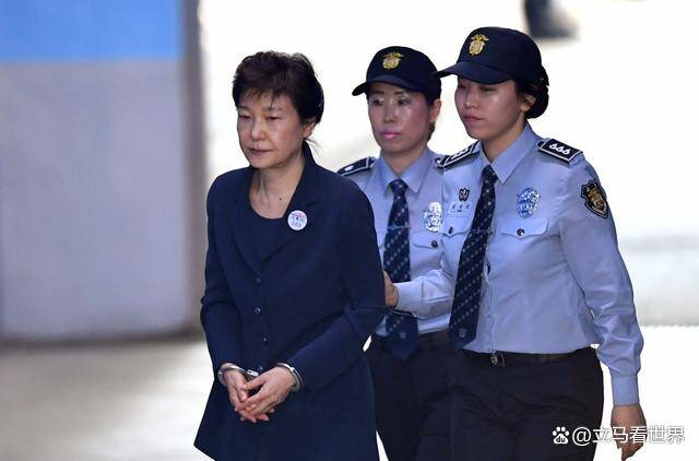 在特朗普眼皮子底下，中方把九三阅兵邀请函，递到了李在明手里