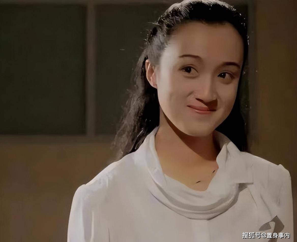 丈夫欠债别墅遭拍卖，靠2500退休金过活，无儿女的杨昆咋样了？