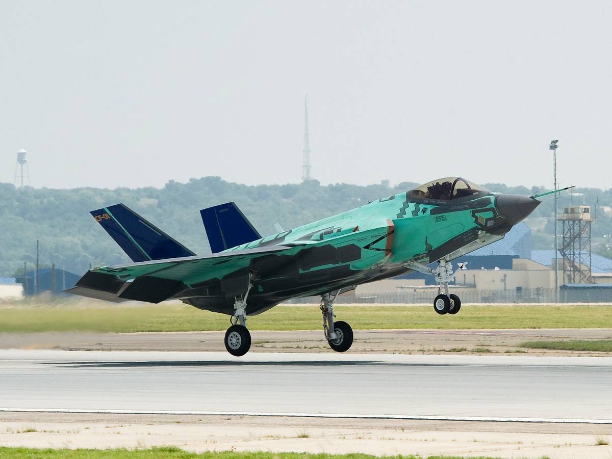 南海惊现猎鹰追猛禽！歼16咬死F-35C缠斗50分钟