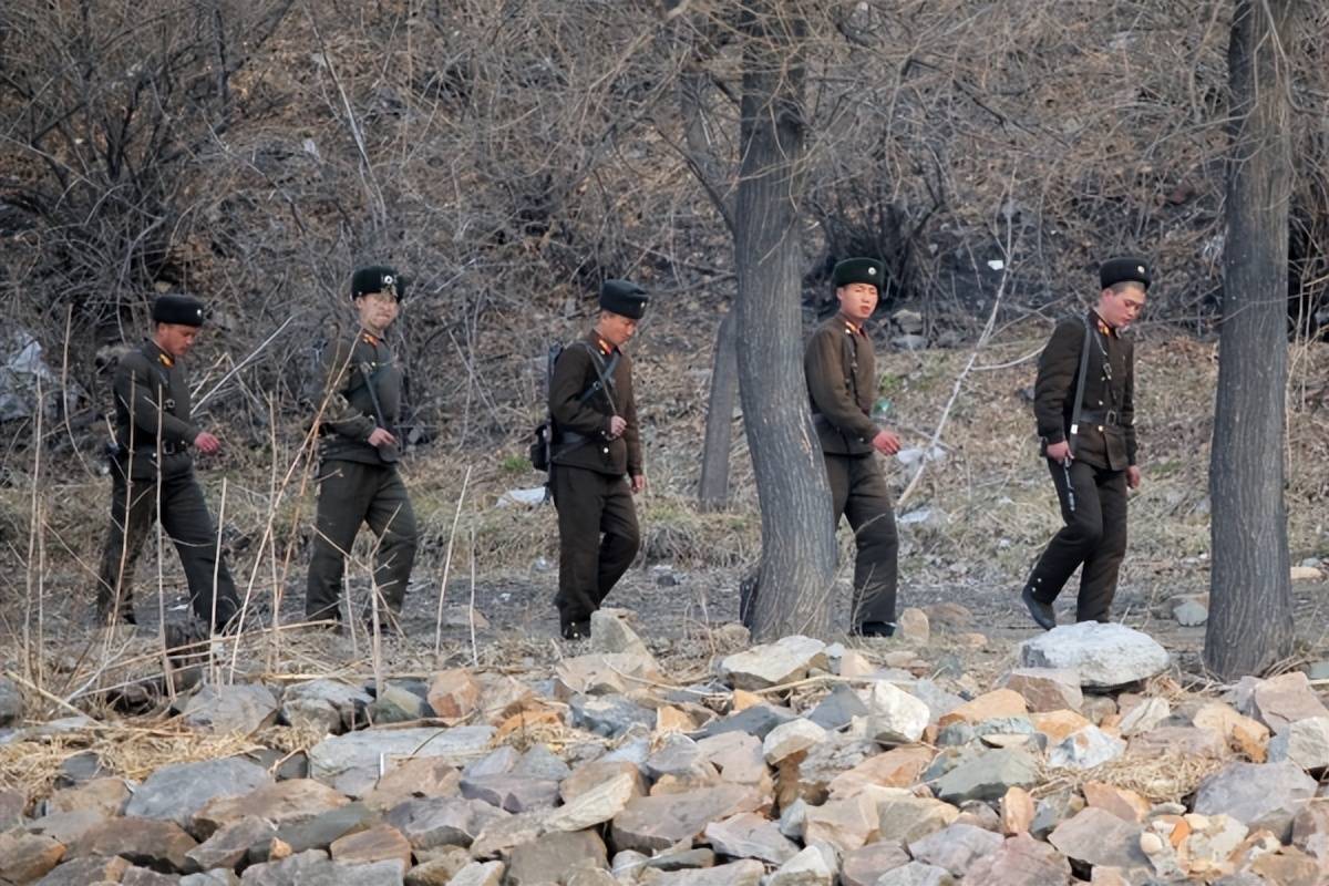 普京又拉一国入伙，成功说服中国邻国，出兵库尔斯克同朝鲜士兵会合