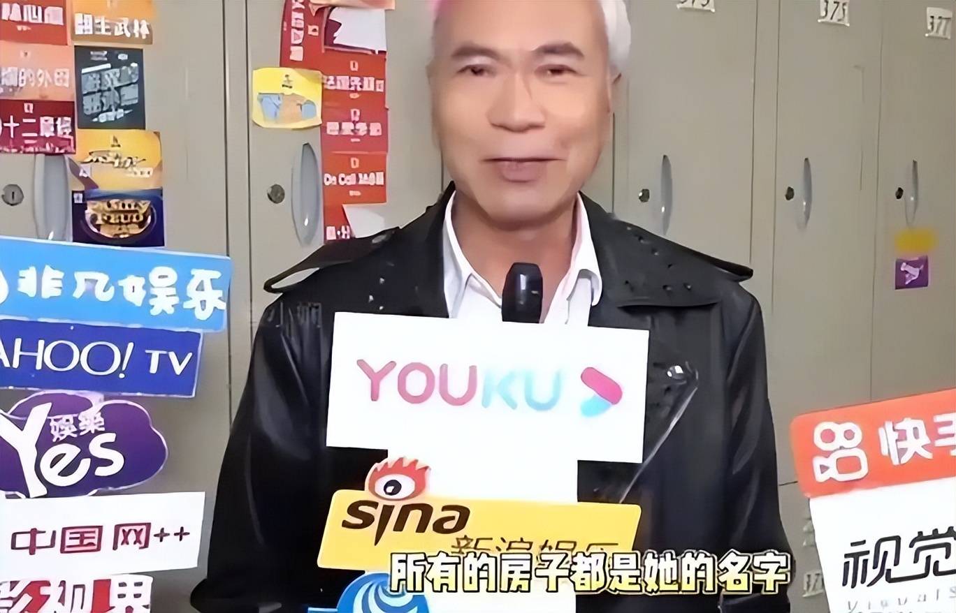 74岁老戏骨捧花接小36岁未婚妻出狱！二人相拥痛哭