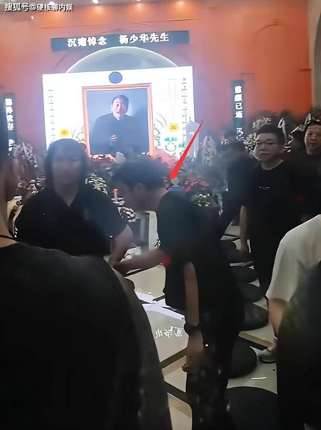 无语！杨少华追悼会上，4个儿子坐一起抽烟，别人反而鞠躬还礼！