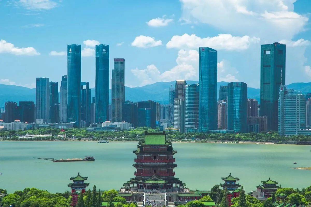 美航母闯南海巴士海峡，战还是和？中联部最新发声，果然不简单