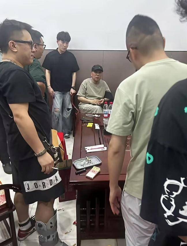 杨少华灵堂遗照曝光！儿子杨伦穿红衣奔丧，饭店发文：停业一月