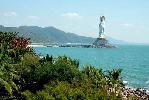 美航母闯南海巴士海峡，战还是和？中联部最新发声，果然不简单