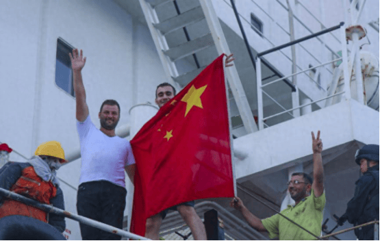 两艘商船被袭，挂五星红旗成法宝，中国对胡塞武装提出两个要求