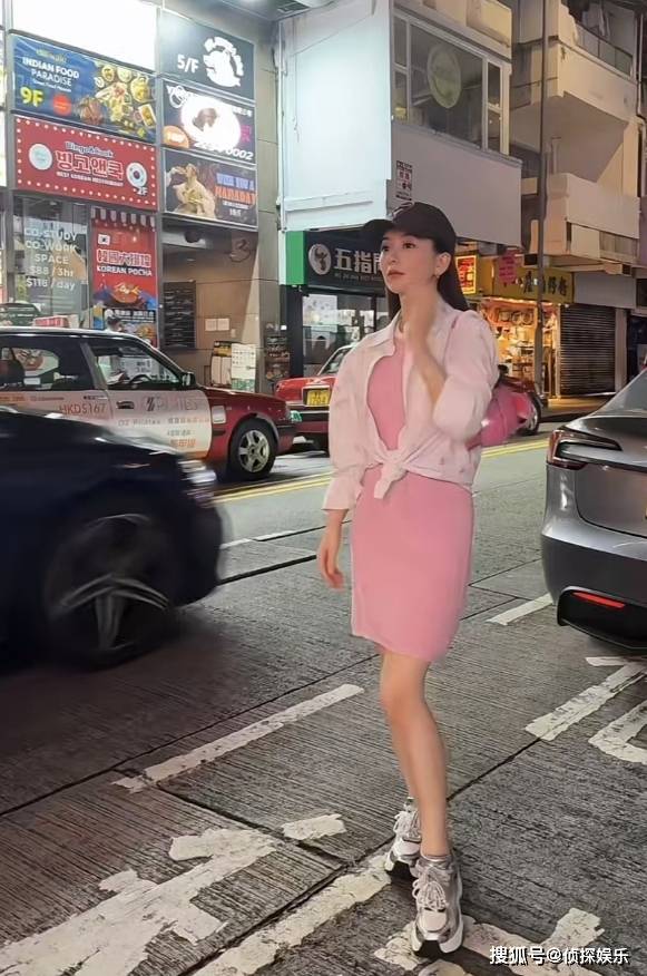 郭富城老婆首晒大肚照，怀三胎数月孕相藏不住，小腹隆起仍很瘦