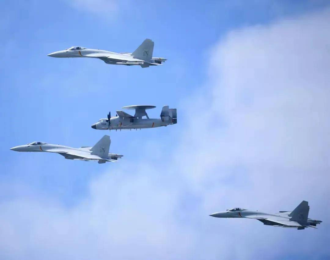 &quot;重磅武器震撼登场！歼-15DT弹射型电子战机亮相，祖传的减速板已取消