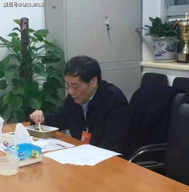 曝宗庆后已在美二婚，后妈曾照顾14岁的宗馥莉，前妻国内一起生活