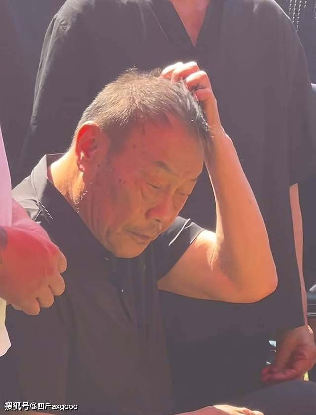 杨议辟谣父亲“累死”，称去世是解脱，曲协发公函，花篮钱几十万