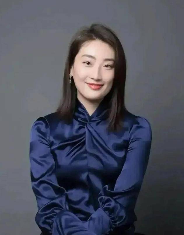 杜建英大学旧照曝光，难怪能上位！两儿子名字暗藏深意，手握股权