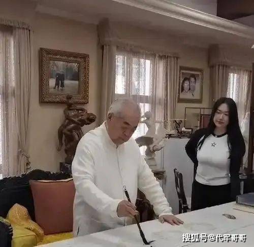 结婚仅1年，87岁的范曾已经衰老，比他小50岁的娇妻仍如花似玉