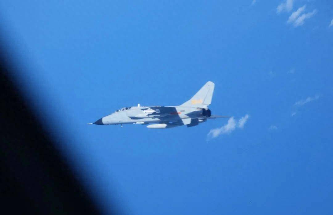 退役前发挥余热？日本：侦察机遭歼轰-7A“爆击机”贴身30米拦截