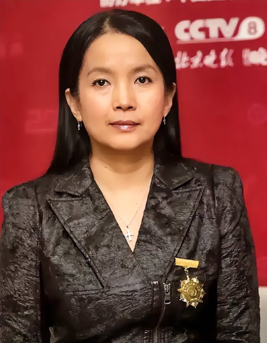 移居美国多年，吕丽萍再犯“老毛病”，官方出手撕碎她的体面！