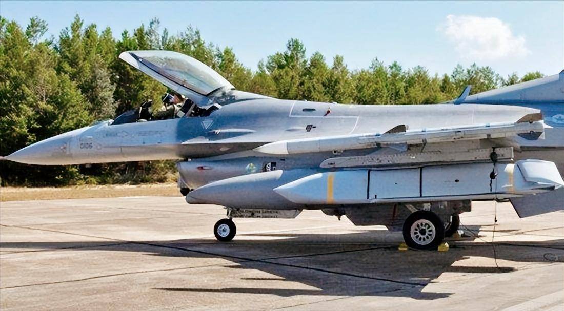 F-16终极战力解锁！美拟援乌JASSM，俄后方高价值目标危险了！