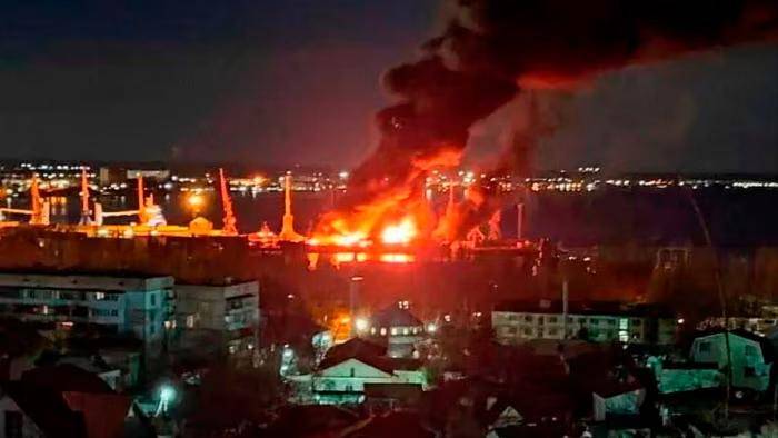 黑海变“炼狱”，俄军报复乌特种兵炸出火炬，让出制海权自吞苦果