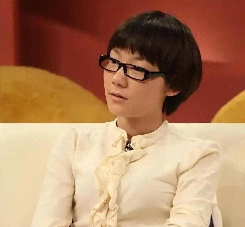 2011年，全裸接受记者采访，她挑战众目睽睽的目光，“我敢看你们，你们敢看我吗”