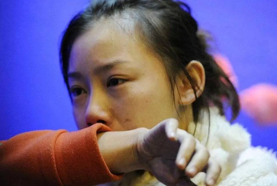 2011年，全裸接受记者采访，她挑战众目睽睽的目光，“我敢看你们，你们敢看我吗”