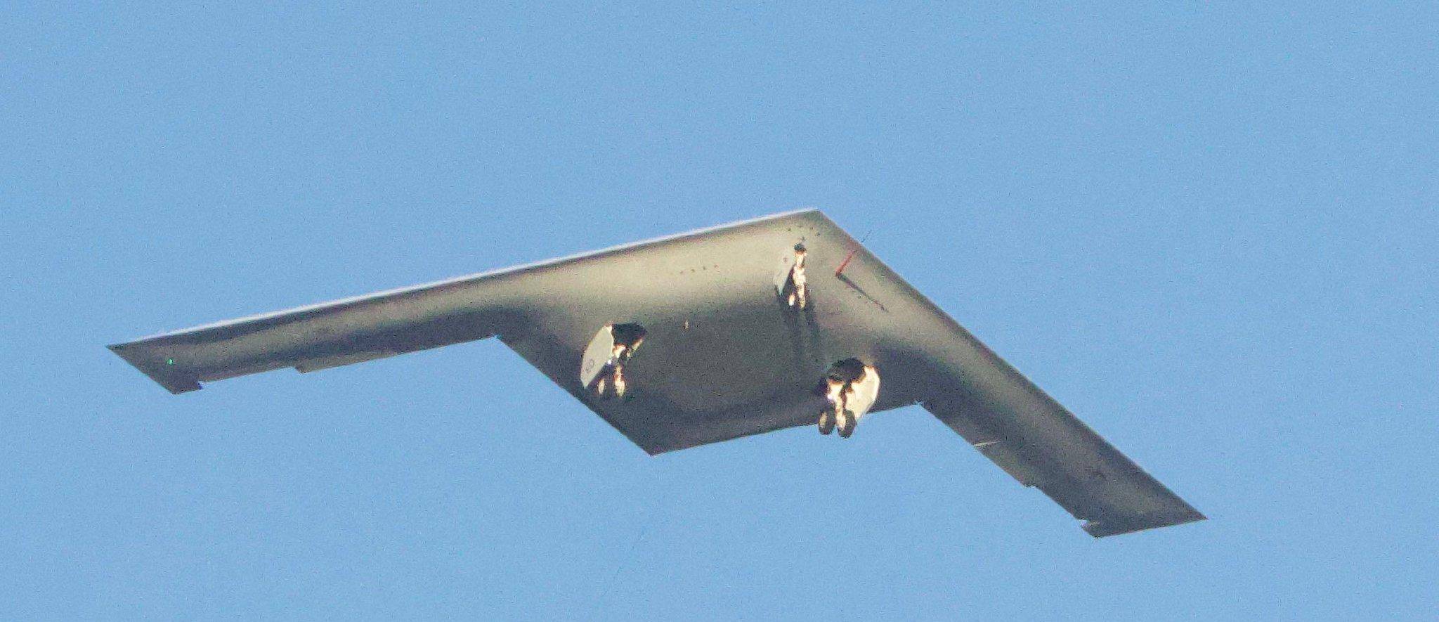 美军B21真能无视中国防空？自由轰炸的幻想背后藏着这些软肋