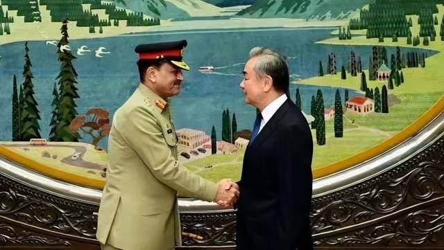 莫迪失算了，巴陆军一把手拿着“战书”，希望中方给巴铁主持公道