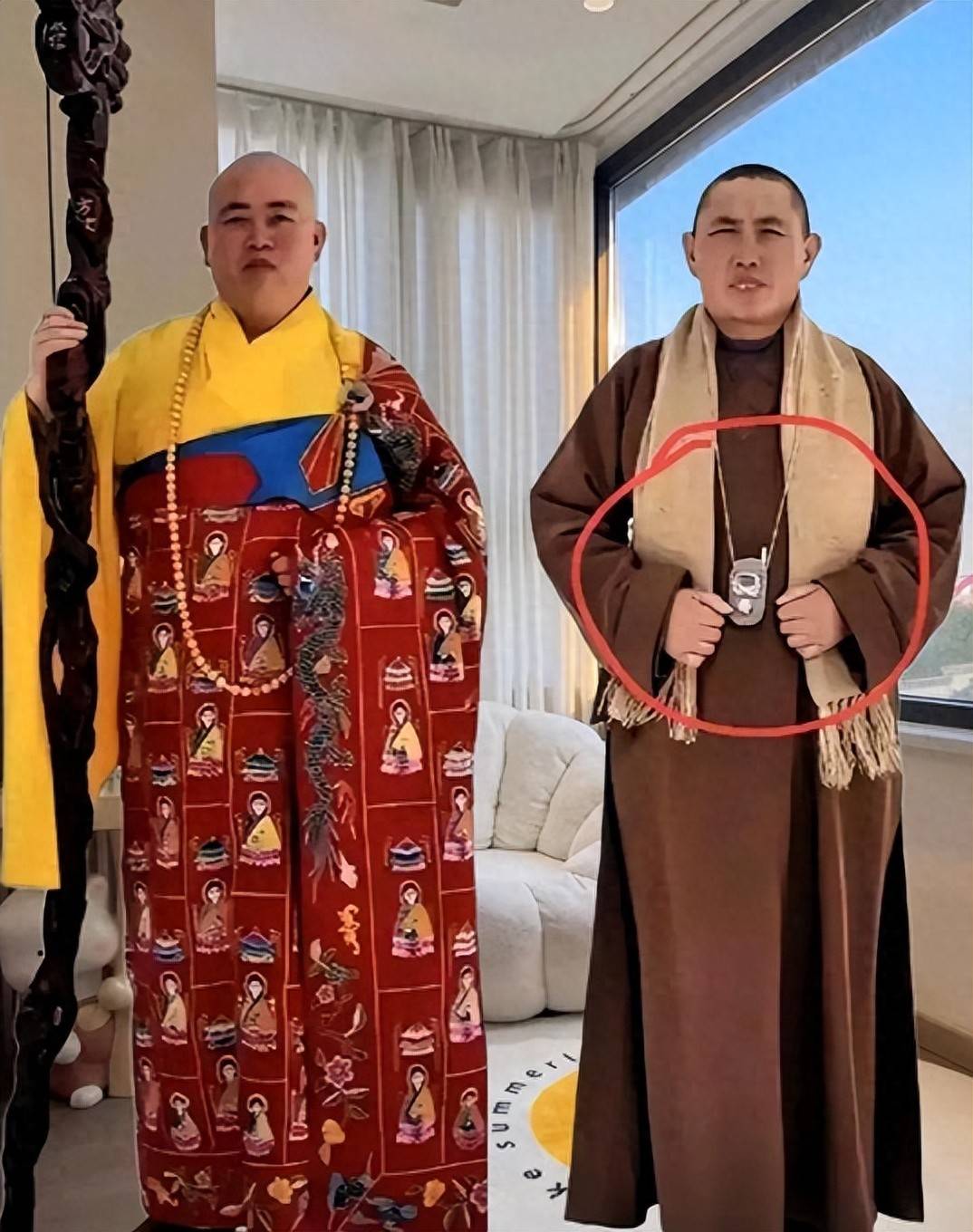 释永信与师姐释永梅合影曝光！22年前，她胸前挂着当时最时尚手机