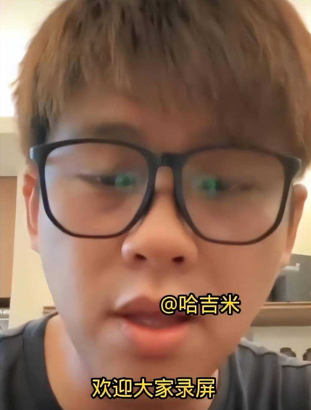 又演上了？具俊晔下雨天去墓地，穿拖鞋摆合照，S妈却让他变小丑