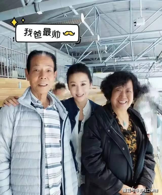 苗圃一家巴黎度假，富商老公打扮时髦，11岁女儿个子高、大长腿