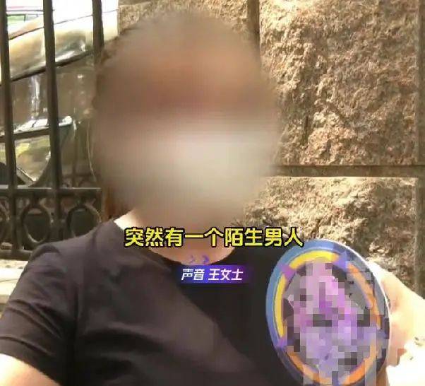 女子酒店半裸工作，突然陌生男子刷卡闯入！酒店：是我们前台失误