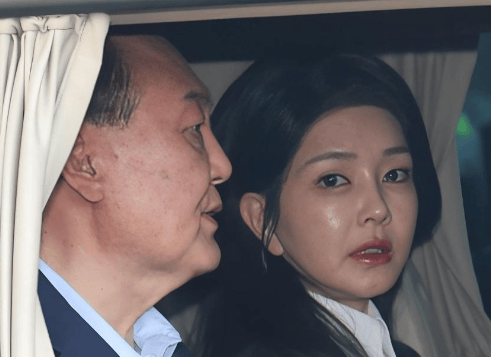 前脚李在明大赦天下，后脚尹锡悦夫妇入狱，韩国现总统有仇必报