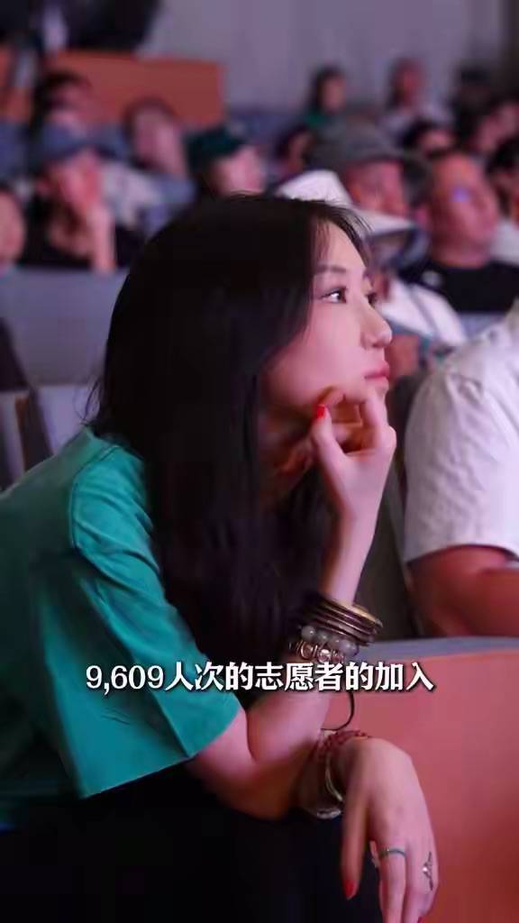 19岁李嫣活动照曝光，穿T恤戴8只手镯超个性，李亚鹏谈女儿落泪