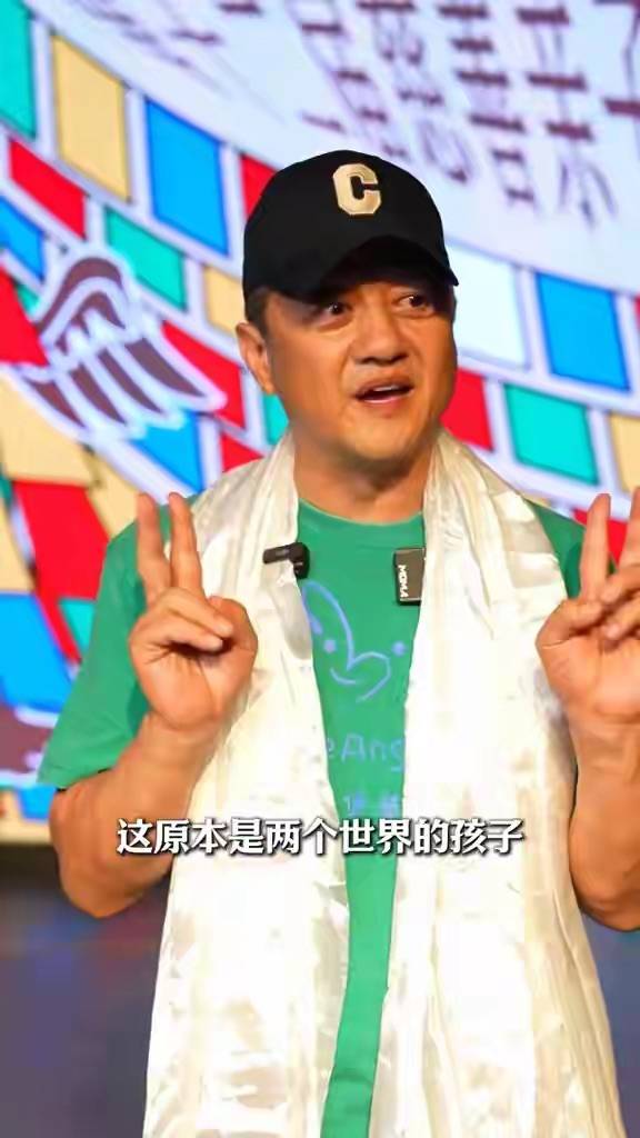 19岁李嫣活动照曝光，穿T恤戴8只手镯超个性，李亚鹏谈女儿落泪