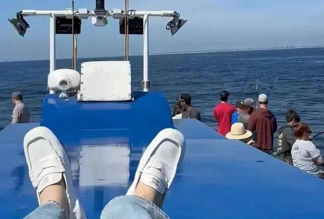 31岁乔欣和老公美国度假，当富太太后越来越美，状态完全不一样了！