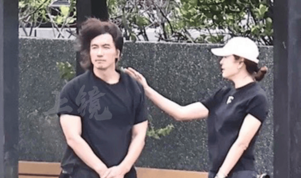 言承旭独自驾车祭拜大S 在其墓碑前悲痛泪崩