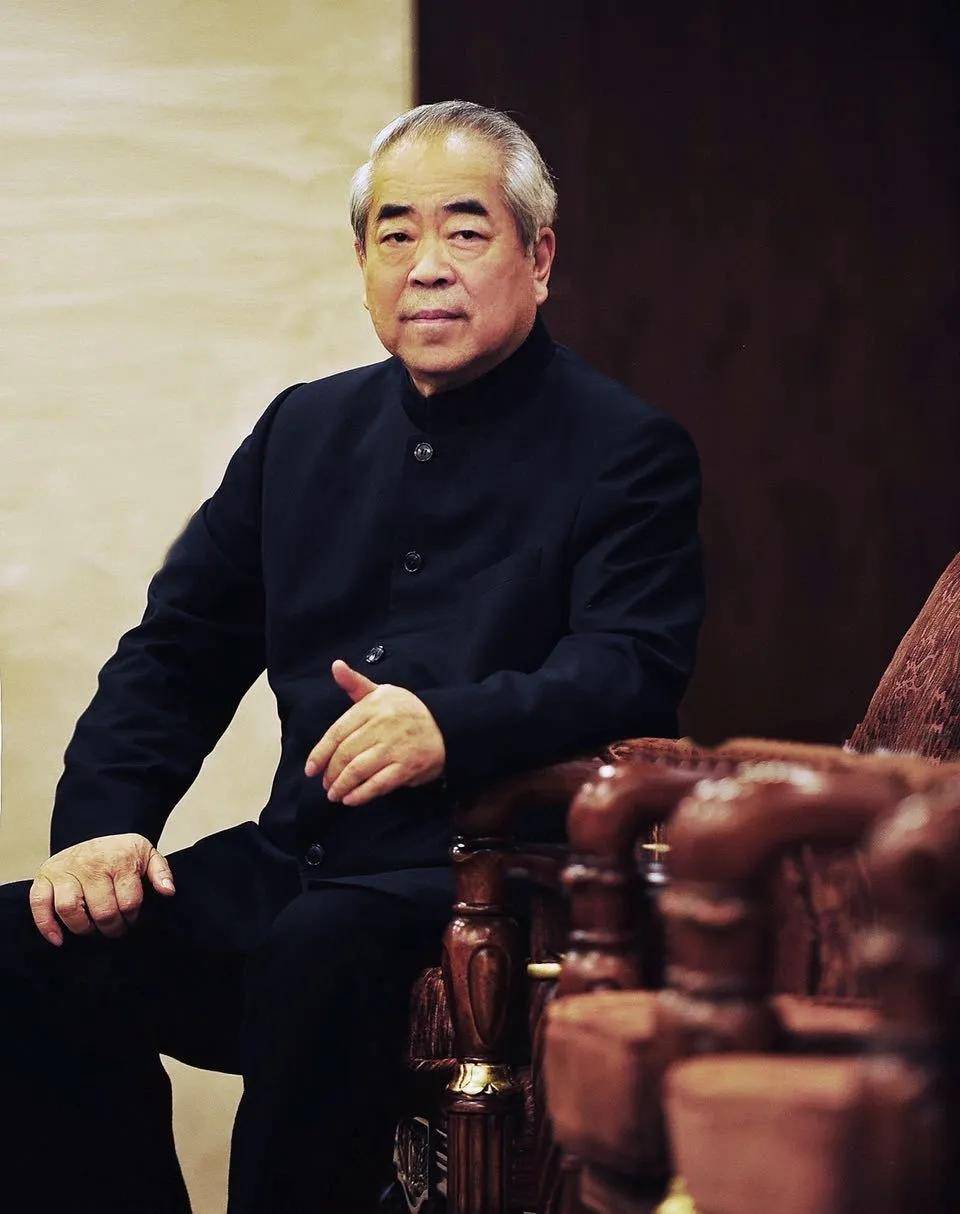 范曾被娇妻卷走20亿后续！网曝继子与娇妻同伙，直播甩卖亲签版画