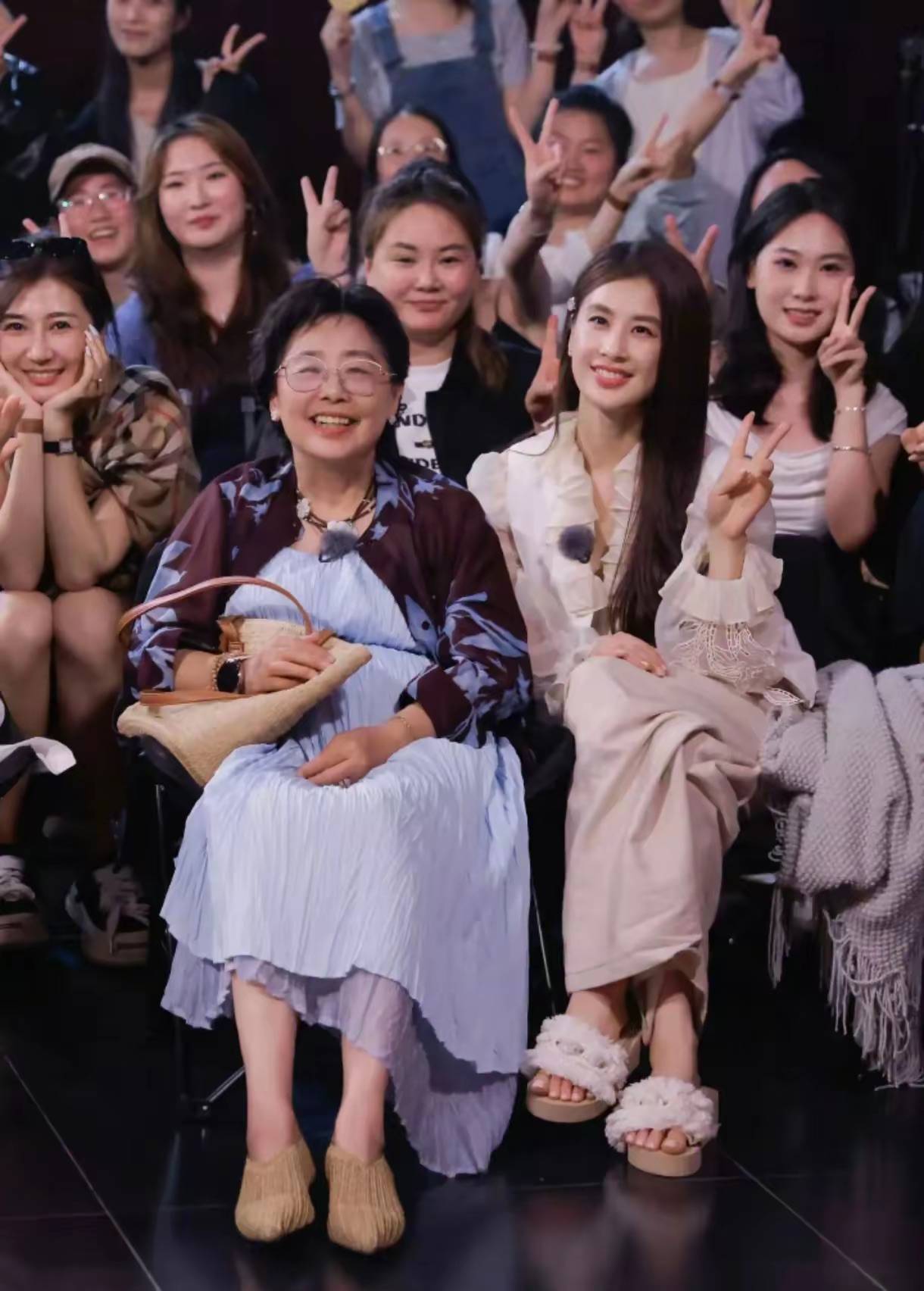杨子离婚7个月，23岁新女友李隽子搬进杨氏豪宅，曾与黄圣依合影