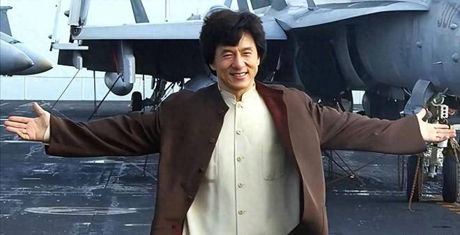 成龙自曝家里有弹药库，3000杆枪10万发子弹，他的特权远不止这些