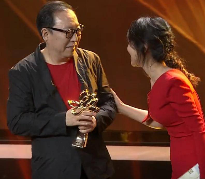 原来她是倪大红妻子，难怪65岁能出演《生万物》，娶个贤妻旺三代