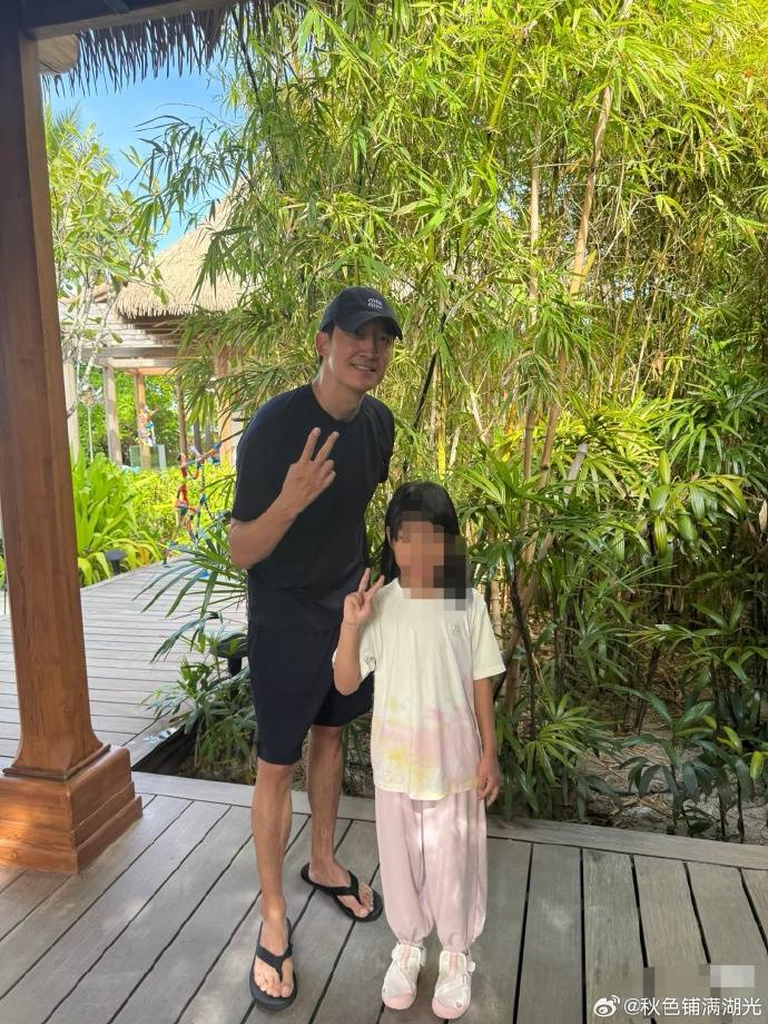 任重一家与王阳一家海外度假，两人交流自然，妻子们相邻而坐