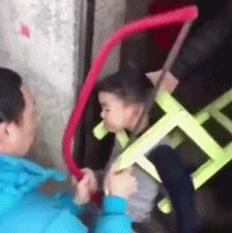 妹子，风太大了就别穿裙子了，原形毕露了吧，哈哈哈哈哈。