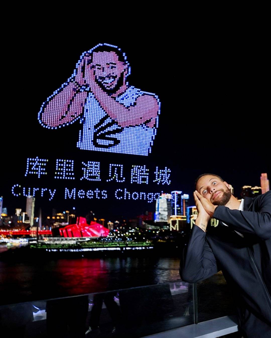 库里发声感谢重庆！中国行小插曲引热议：女球迷试图光脚冲上场被叫扬叔 - 全网最会整活的苏超球迷  足球圈热梗收割机拦住