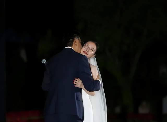 二婚三天就接广告！再娶娇妻的李国庆，这么快就缺钱了？