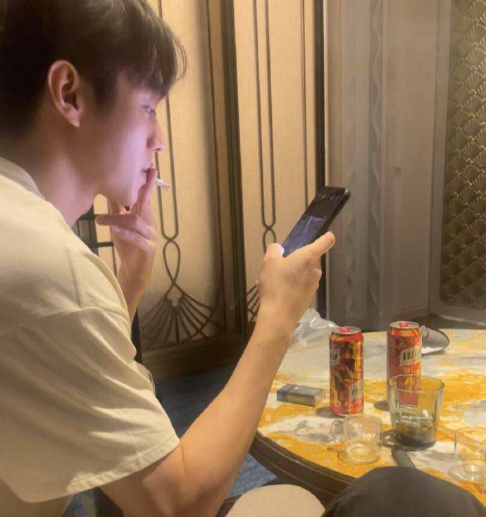 前女友曝许凯出轨，另一前女友也发声，曝许凯家暴，聊天记录被扒